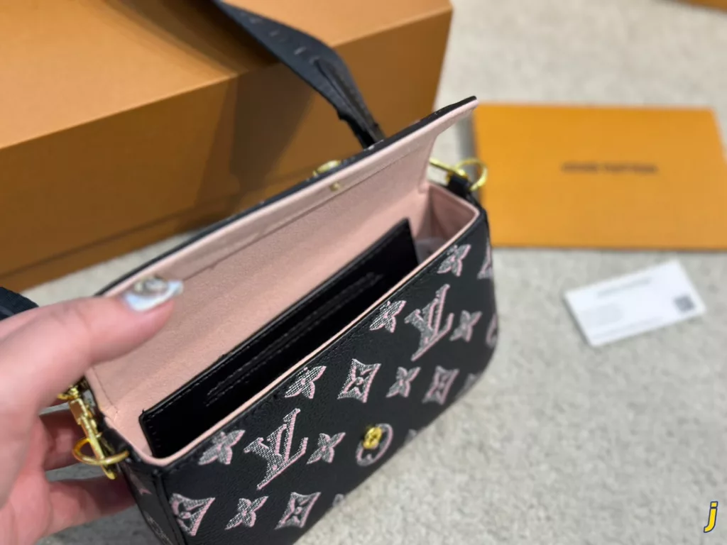 Louis Vuitton/Louis Vuitton<br>Clutch letter print 2-in-1<br>Shoulder / crossbody bag<br>Size 17cm