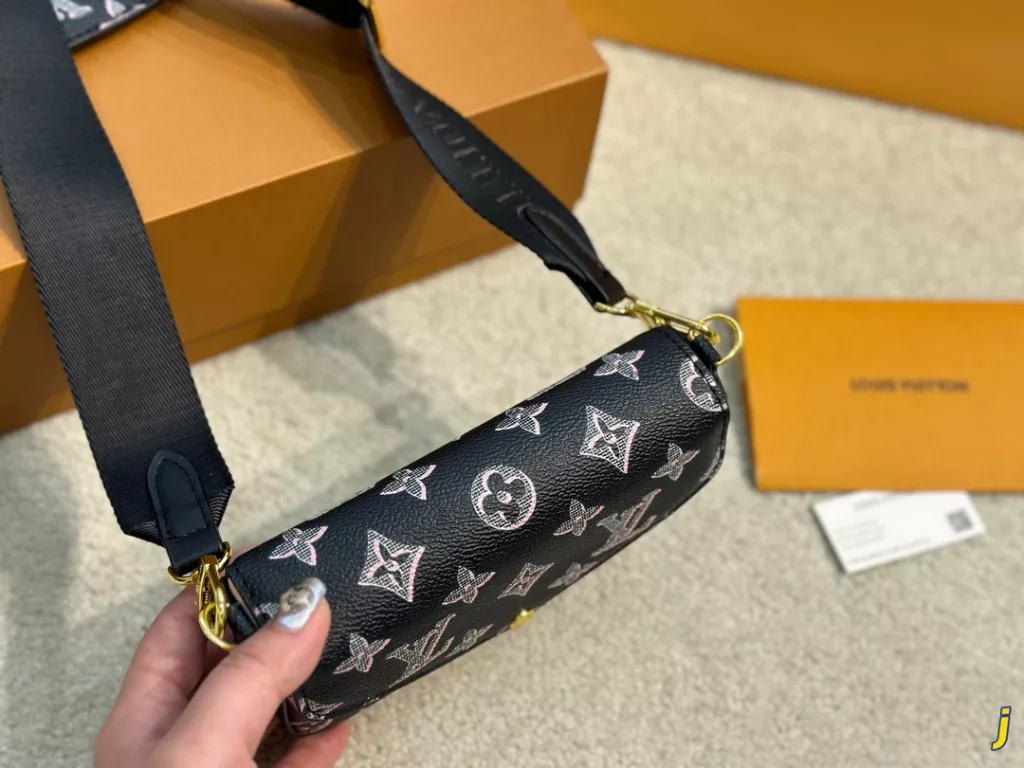 Louis Vuitton/Louis Vuitton<br>Clutch letter print 2-in-1<br>Shoulder / crossbody bag<br>Size 17cm