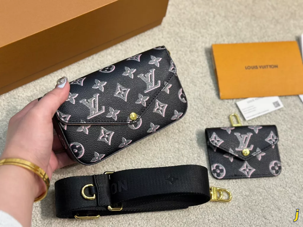 Louis Vuitton/Louis Vuitton<br>Clutch letter print 2-in-1<br>Shoulder / crossbody bag<br>Size 17cm