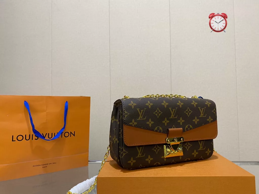 Louis Vuitton | Marceau<br>The new bag model The timeless classic Monogram<br>LV new chain bag marceau<br>Classic old flower elements<br>Caramel color with fashionable color scheme<br>Do not come to get the same model<br>Size 25 15 folding gift box 🎁