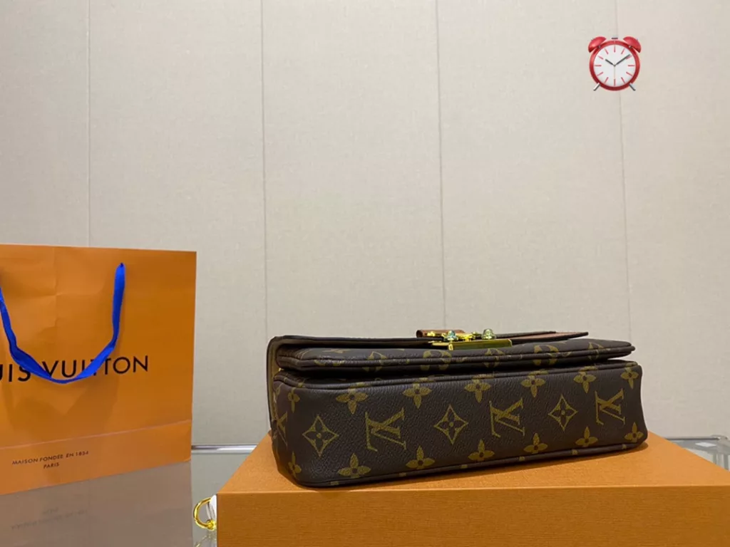 Louis Vuitton | Marceau<br>The new bag model The timeless classic Monogram<br>LV new chain bag marceau<br>Classic old flower elements<br>Caramel color with fashionable color scheme<br>Do not come to get the same model<br>Size 25 15 folding gift box 🎁