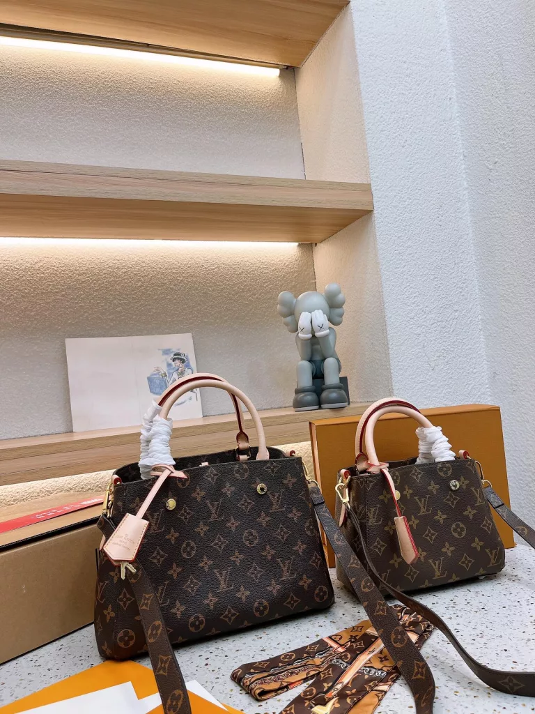 LV Montaigne BB sealed counter folding box packaging 🎁<br>LOUISVUITTON counter synchronization leading the fashion trend fine texture clear original hardware with no color loss original pvc with first layer of cowhide meticulously produced by hand very fine internal space large counter quality quality assurance to see size large 28 small 22