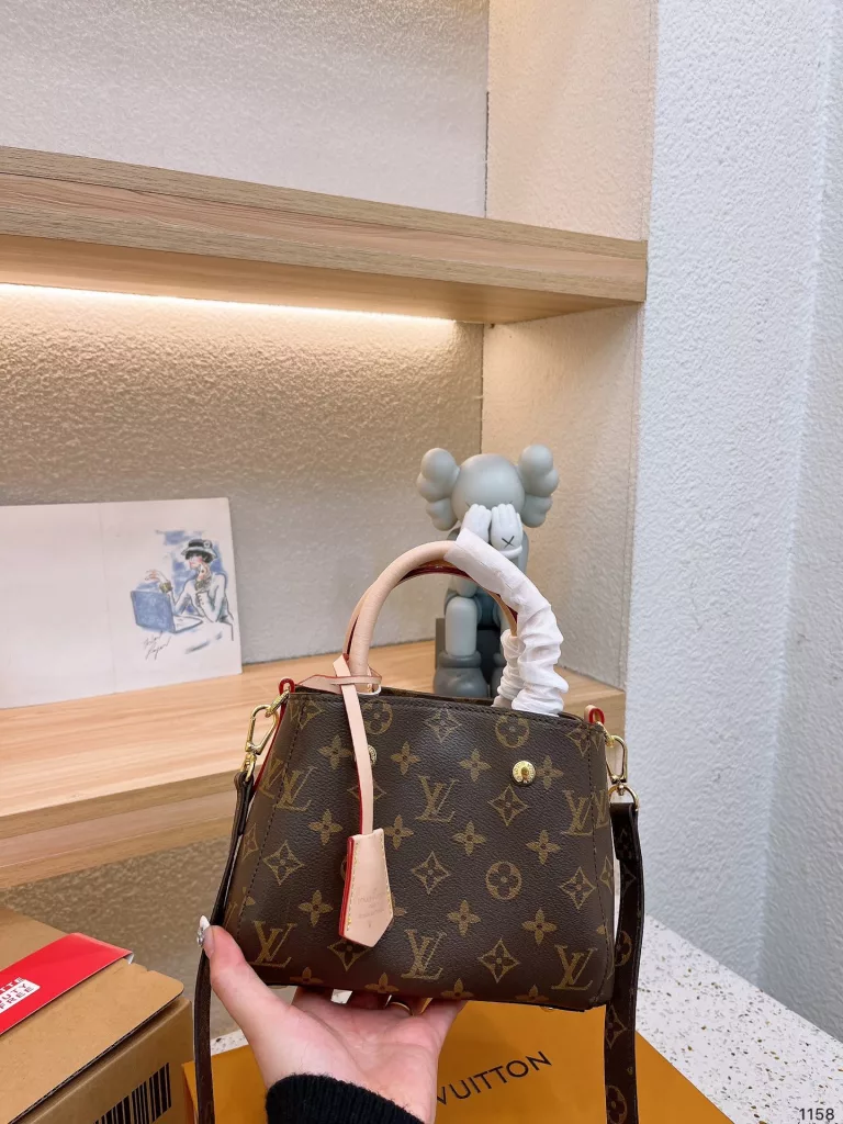 LV Montaigne BB sealed counter folding box packaging 🎁<br>LOUISVUITTON counter synchronization leading the fashion trend fine texture clear original hardware with no color loss original pvc with first layer of cowhide meticulously produced by hand very fine internal space large counter quality quality assurance to see size large 28 small 22