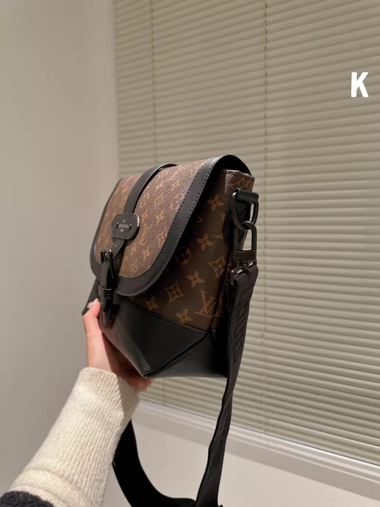 Men's bag share 0LouisVuitton shoulder bag