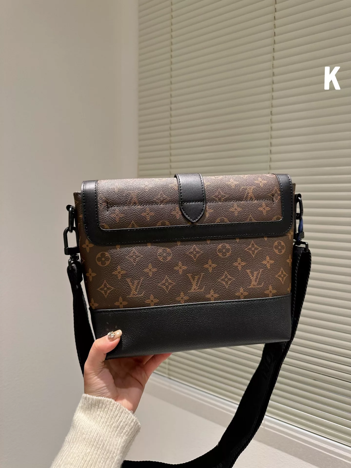 Men's bag share 0LouisVuitton shoulder bag