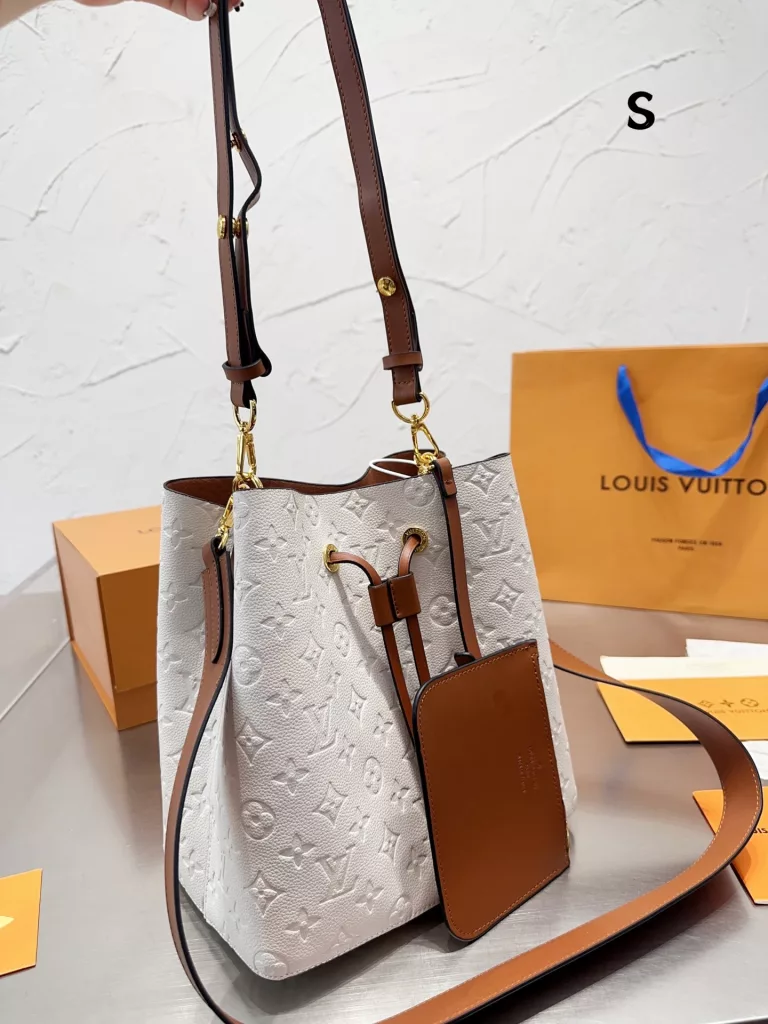 Original single Lv Neonoe champagne bucket<br>Lv NEONOE bucket cowhide original series 💳 contrast ⚠ original soft bottom ❤❤. LV/Louis Vuitton 20 new NEONOE drawstring bucket bag shoulder women's bag Louis Vuitton 💃🏼M44022 champagne bag born in 1932 champagne bag colorful microfine Fiber bonded lining, gold-tone metal accents, drawstring closure, adjustable long bag strap with snap closure, zippered interior pocket Size 25