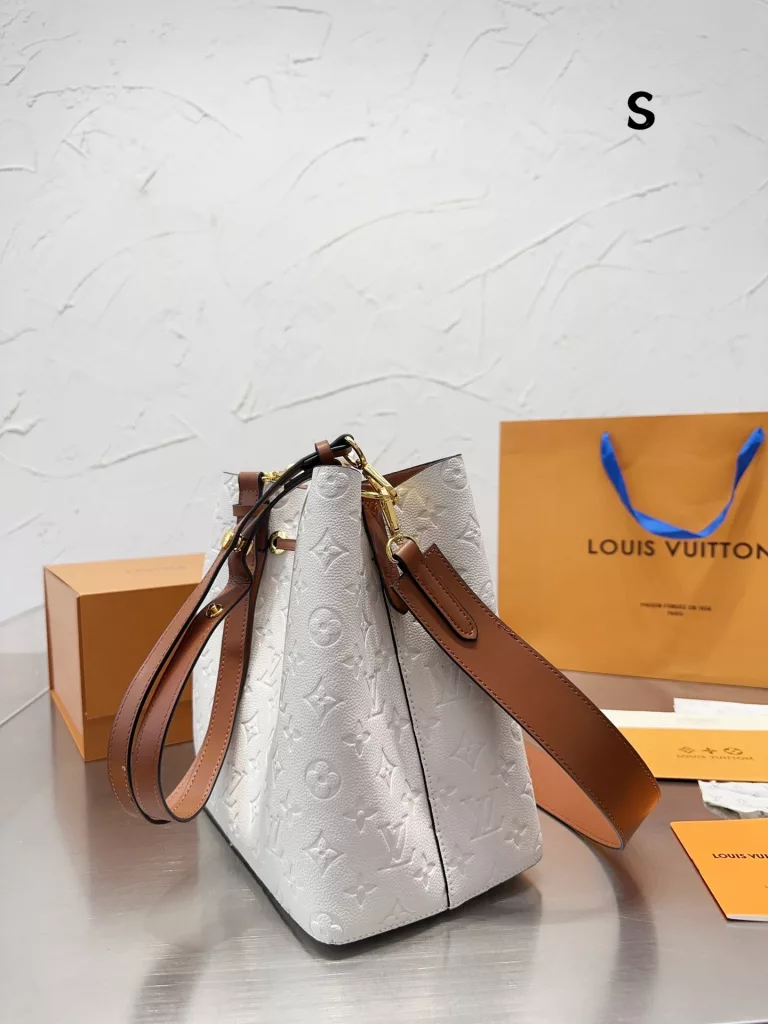 Original single Lv Neonoe champagne bucket<br>Lv NEONOE bucket cowhide original series 💳 contrast ⚠ original soft bottom ❤❤. LV/Louis Vuitton 20 new NEONOE drawstring bucket bag shoulder women's bag Louis Vuitton 💃🏼M44022 champagne bag born in 1932 champagne bag colorful microfine Fiber bonded lining, gold-tone metal accents, drawstring closure, adjustable long bag strap with snap closure, zippered interior pocket Size 25