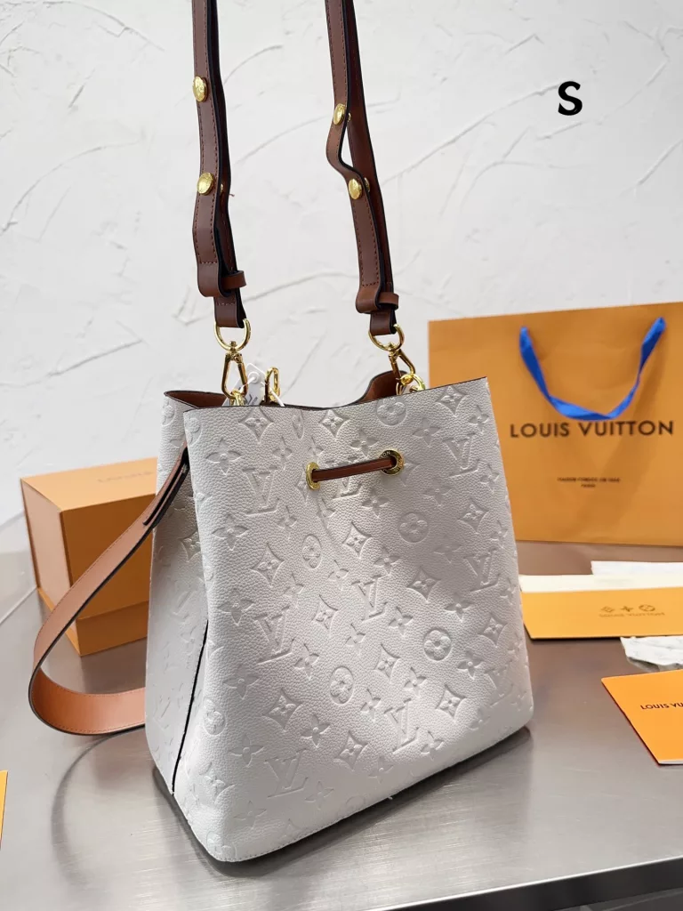 Original single Lv Neonoe champagne bucket<br>Lv NEONOE bucket cowhide original series 💳 contrast ⚠ original soft bottom ❤❤. LV/Louis Vuitton 20 new NEONOE drawstring bucket bag shoulder women's bag Louis Vuitton 💃🏼M44022 champagne bag born in 1932 champagne bag colorful microfine Fiber bonded lining, gold-tone metal accents, drawstring closure, adjustable long bag strap with snap closure, zippered interior pocket Size 25