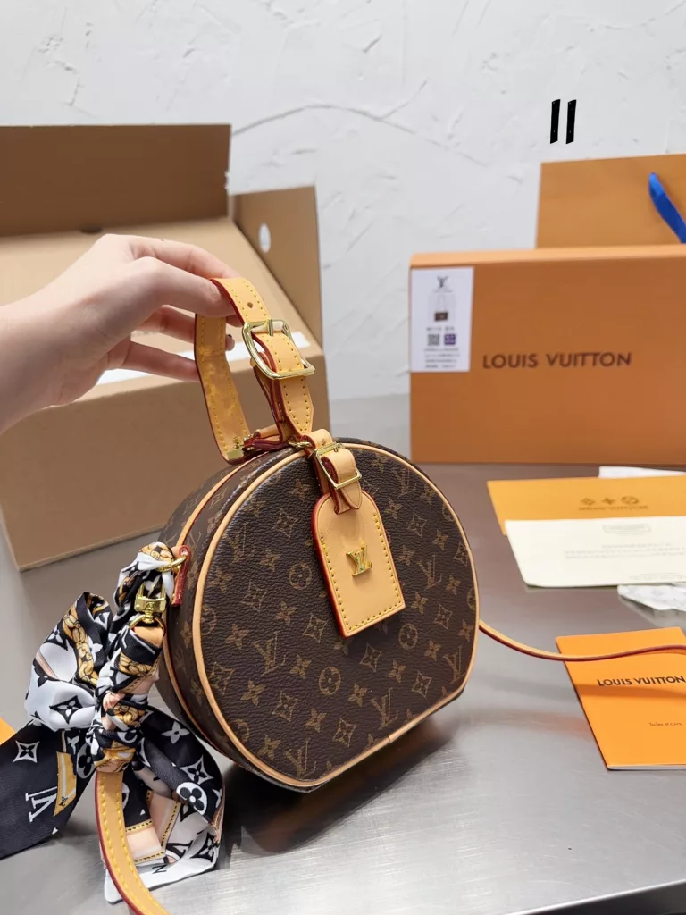 LV's hard cake, hard and stiff bag body will look special texture<br>Louis Vuitton hard round cake