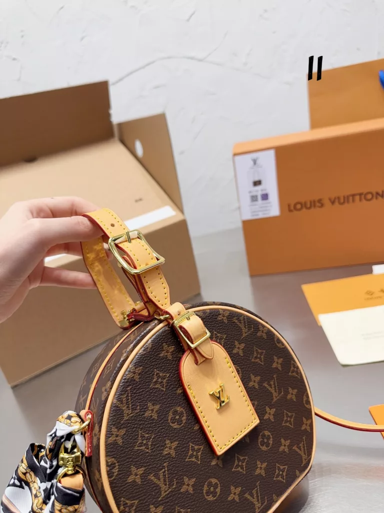 LV's hard cake, hard and stiff bag body will look special texture<br>Louis Vuitton hard round cake