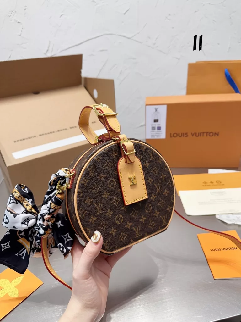 LV's hard cake, hard and stiff bag body will look special texture<br>Louis Vuitton hard round cake