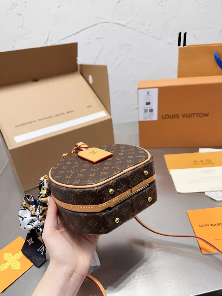 LV's hard cake, hard and stiff bag body will look special texture<br>Louis Vuitton hard round cake