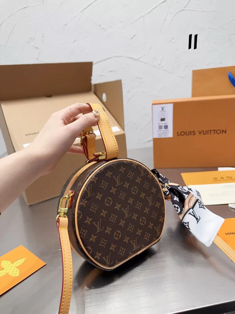 LV's hard cake, hard and stiff bag body will look special texture<br>Louis Vuitton hard round cake