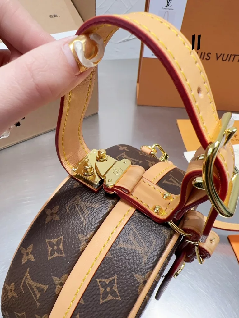 LV's hard cake, hard and stiff bag body will look special texture<br>Louis Vuitton hard round cake