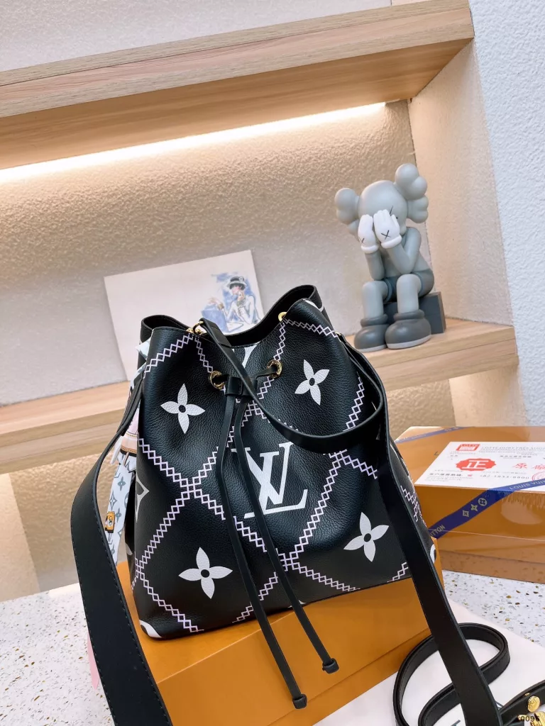 Original single Lv Neonoe champagne bucket<br>Lv NEONOE bucket cowhide original series 💳 contrast ⚠ original soft bottom ❤❤. LV/Louis Vuitton 20 new NEONOE drawstring bucket bag shoulder women's bag Louis Vuitton 💃🏼M44022 champagne bag born in 1932 champagne bag colorful microfine Fibre bonded lining, gold metal trim, drawstring closure, adjustable long bag strap with snap closure, zipped inside pocket Size 25 26