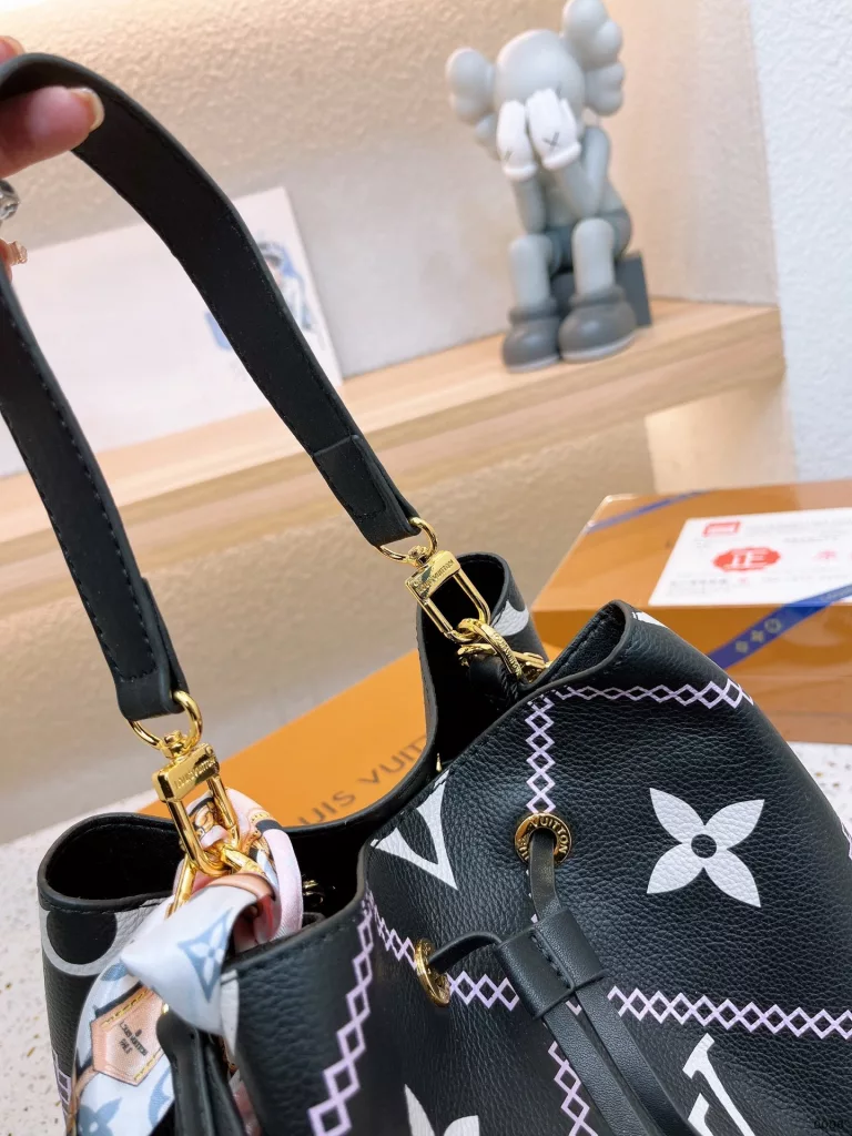 Original single Lv Neonoe champagne bucket<br>Lv NEONOE bucket cowhide original series 💳 contrast ⚠ original soft bottom ❤❤. LV/Louis Vuitton 20 new NEONOE drawstring bucket bag shoulder women's bag Louis Vuitton 💃🏼M44022 champagne bag born in 1932 champagne bag colorful microfine Fibre bonded lining, gold metal trim, drawstring closure, adjustable long bag strap with snap closure, zipped inside pocket Size 25 26