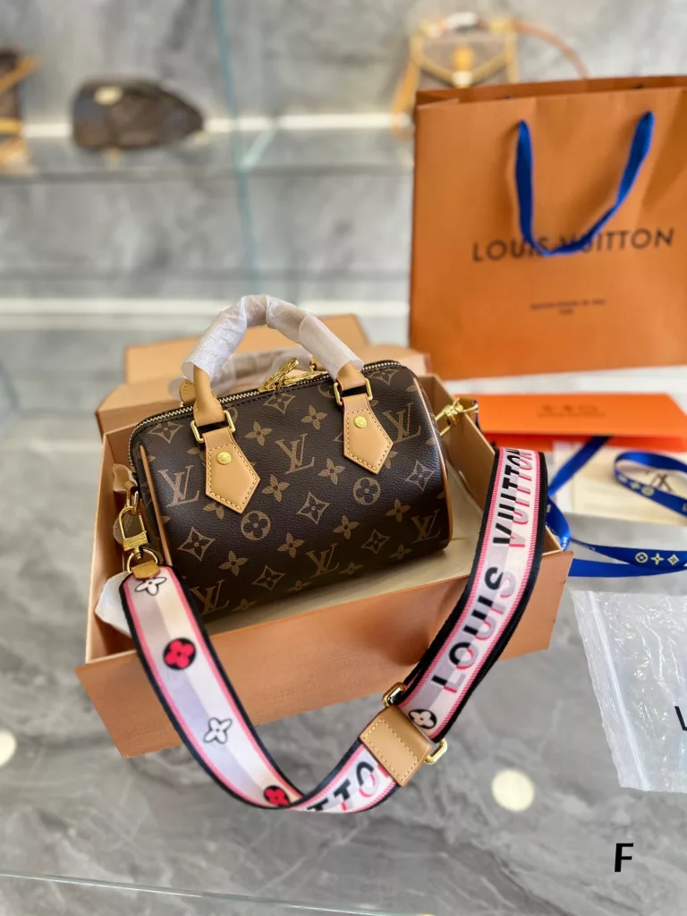 LV Speedy 20| The Speedy family has a new member! o Speedy Boston pillow bag as Louis Vuitton old flower family the most enduring series