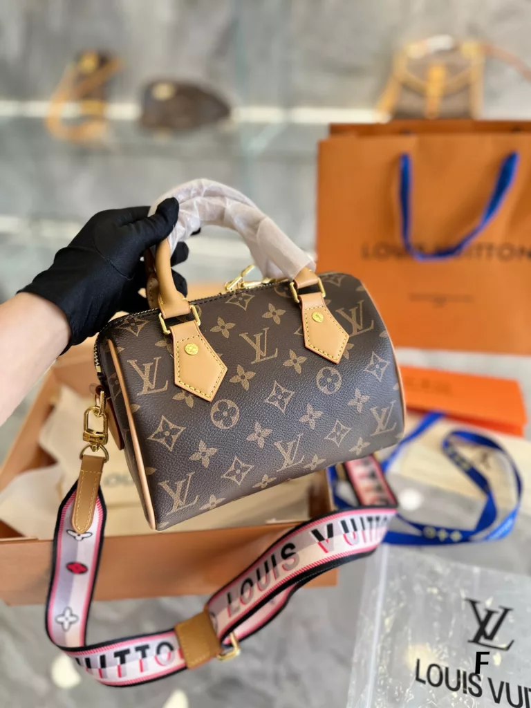 LV Speedy 20| The Speedy family has a new member! o Speedy Boston pillow bag as Louis Vuitton old flower family the most enduring series