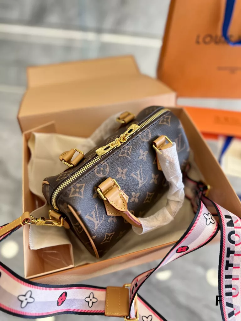 LV Speedy 20| The Speedy family has a new member! o Speedy Boston pillow bag as Louis Vuitton old flower family the most enduring series