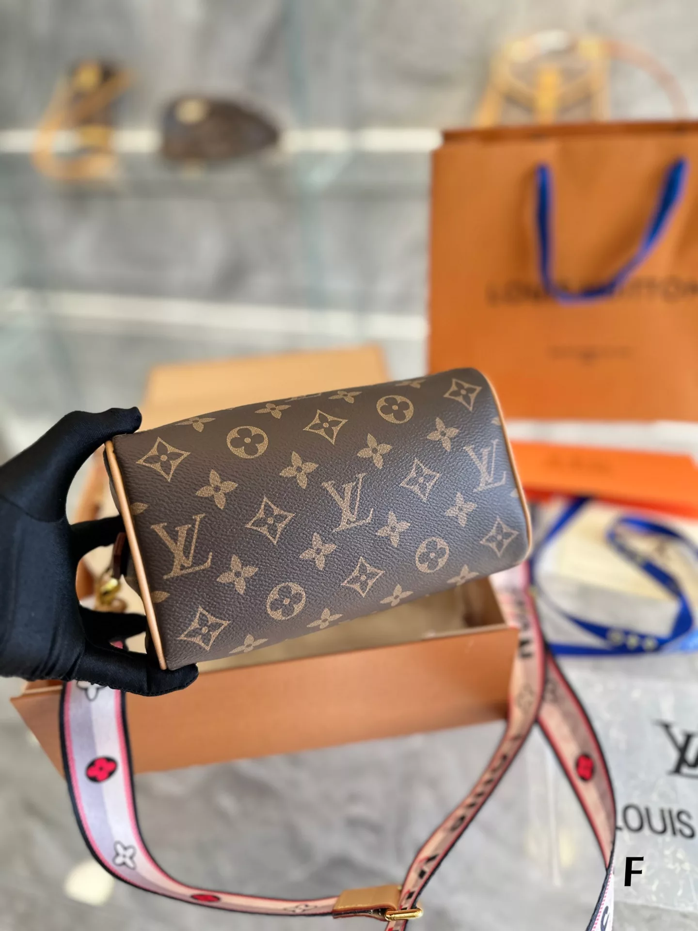 LV Speedy 20| The Speedy family has a new member! o Speedy Boston pillow bag as Louis Vuitton old flower family the most enduring series