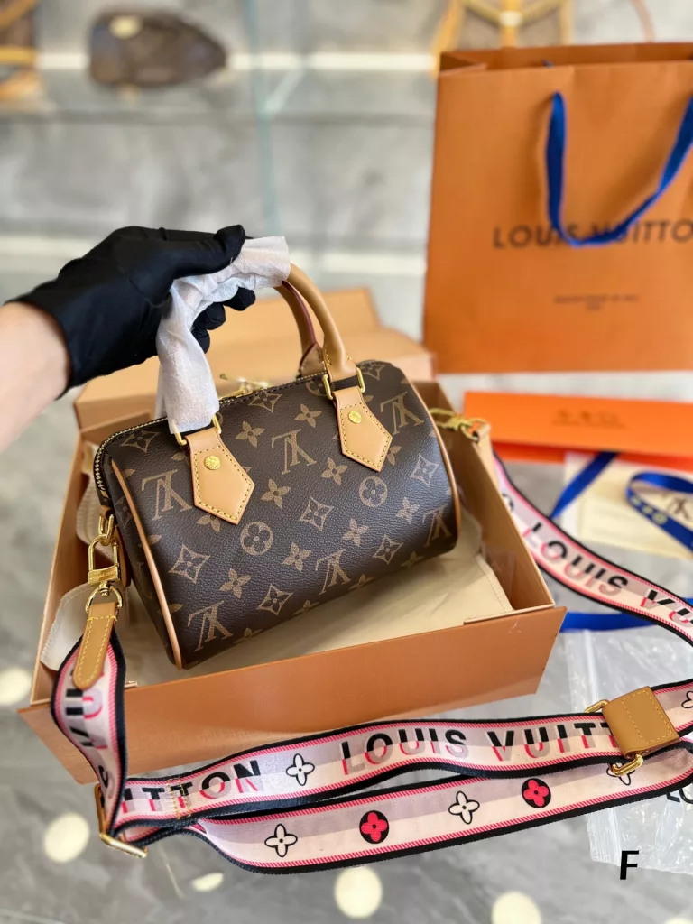 LV Speedy 20| The Speedy family has a new member! o Speedy Boston pillow bag as Louis Vuitton old flower family the most enduring series