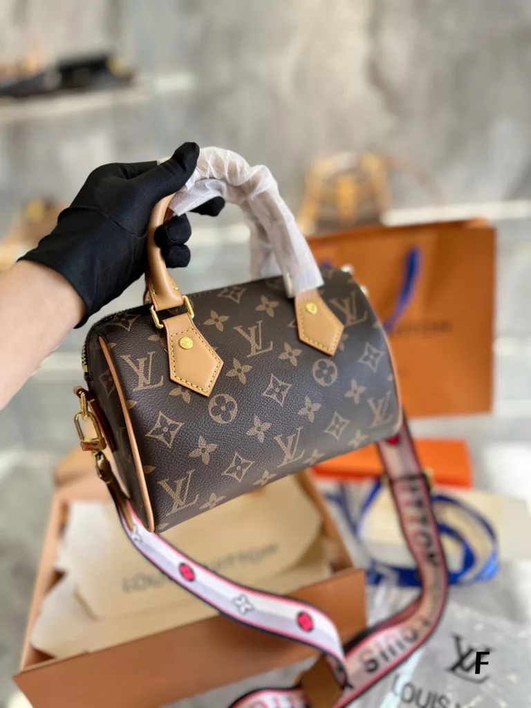 LV Speedy 20| The Speedy family has a new member! o Speedy Boston pillow bag as Louis Vuitton old flower family the most enduring series