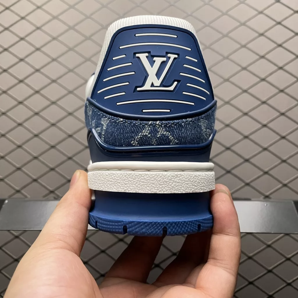 Louis Vuitton LV Trainer low-top casual board shoes denim five colors new version of the original version purchased after two months of debugging and development to create ZP level full set of packaging perfect last type correct denim upper pattern and pattern alignment correct card color outsole TPU mold fee 2W + cushioned foot polymeter micro material plus breathable British mesh Please note the distinction between the market currency size: 38 39 40 41 42 43 44 45