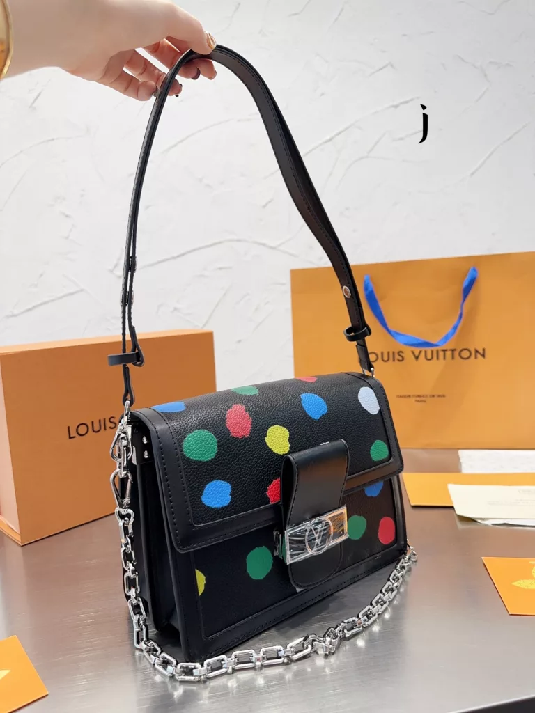 Louis Vuitton SS23 runway model dauphine Daphne messenger bag, all cowhide, universal with the four seasons, summer light can hold. Retro but on the fashionable envelope bag, the lines are hard and smooth. Definitely a love it or hate it bag. Size 25 16cm with gift box 🎁