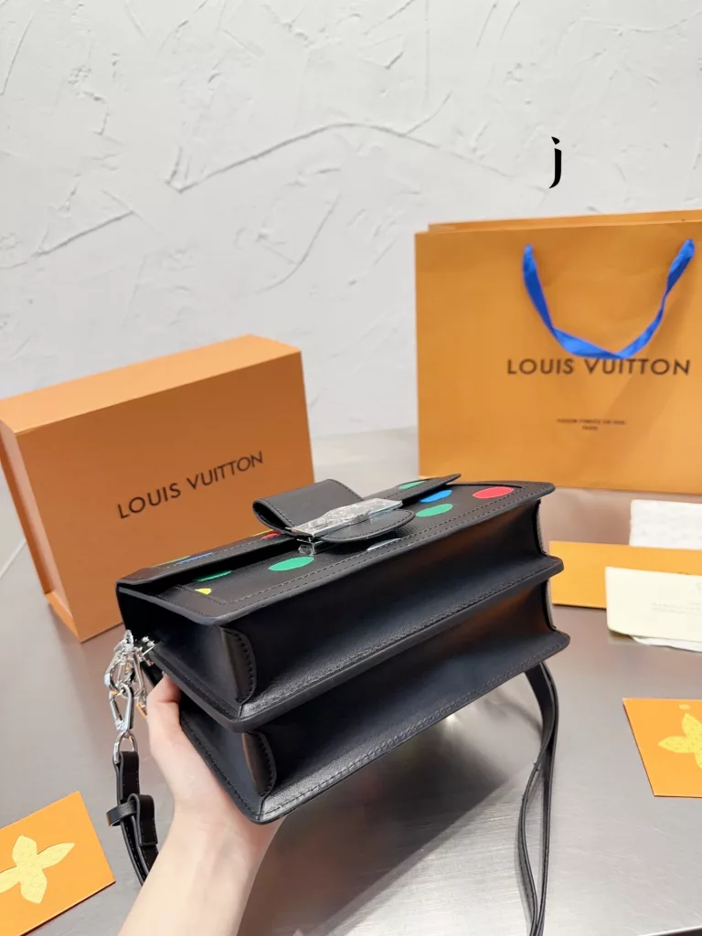 Louis Vuitton SS23 runway model dauphine Daphne messenger bag, all cowhide, universal with the four seasons, summer light can hold. Retro but on the fashionable envelope bag, the lines are hard and smooth. Definitely a love it or hate it bag. Size 25 16cm with gift box 🎁