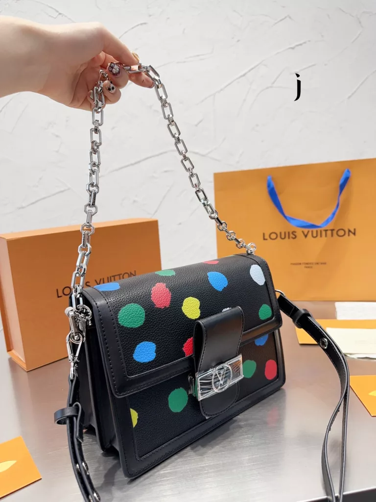 Louis Vuitton SS23 runway model dauphine Daphne messenger bag, all cowhide, universal with the four seasons, summer light can hold. Retro but on the fashionable envelope bag, the lines are hard and smooth. Definitely a love it or hate it bag. Size 25 16cm with gift box 🎁