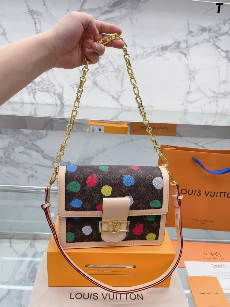 Louis Vuitton SS23 runway model dauphine Daphne messenger bag, all cowhide, universal with the four seasons, summer light can hold. Retro but on the fashionable envelope bag, the lines are hard and smooth. Definitely a love it or hate it bag. Size 25 16cm with gift box 🎁