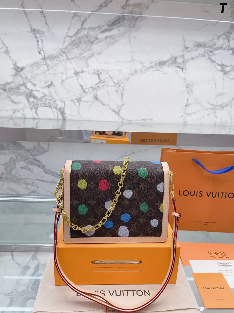 Louis Vuitton SS23 runway model dauphine Daphne messenger bag, all cowhide, universal with the four seasons, summer light can hold. Retro but on the fashionable envelope bag, the lines are hard and smooth. Definitely a love it or hate it bag. Size 25 16cm with gift box 🎁