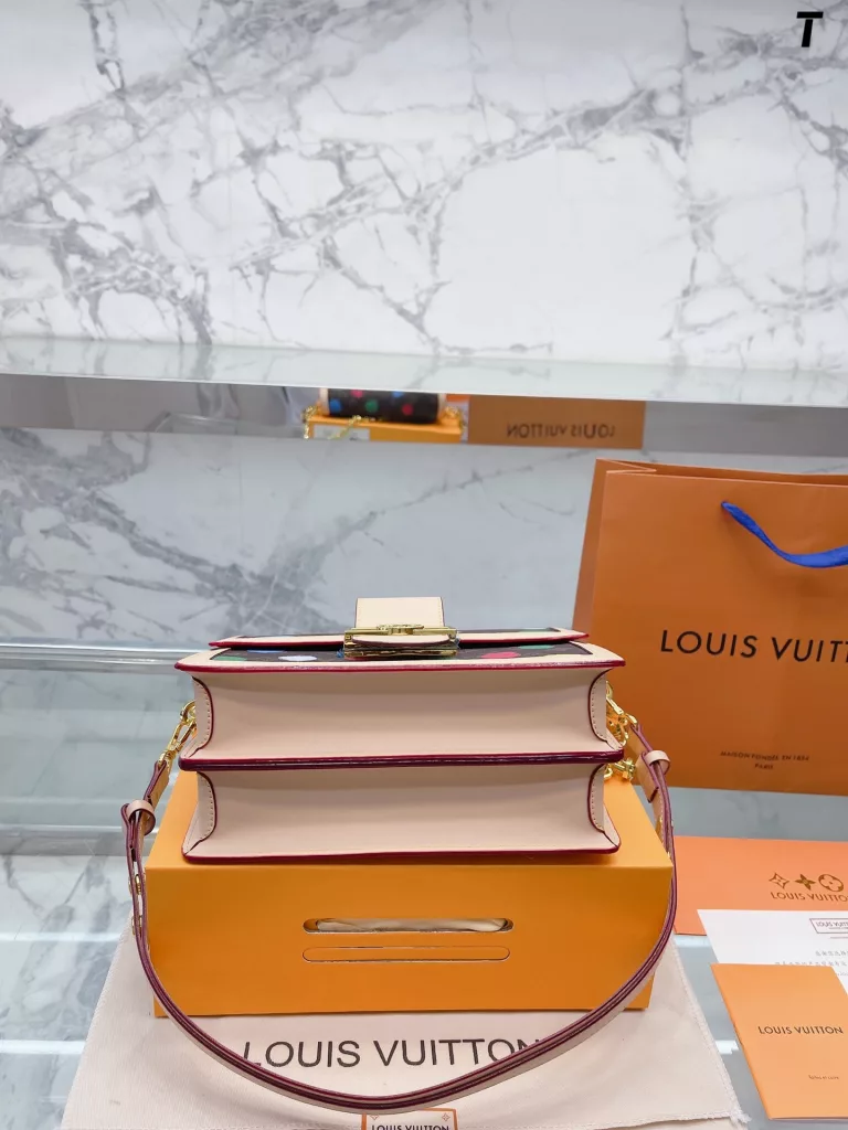 Louis Vuitton SS23 runway model dauphine Daphne messenger bag, all cowhide, universal with the four seasons, summer light can hold. Retro but on the fashionable envelope bag, the lines are hard and smooth. Definitely a love it or hate it bag. Size 25 16cm with gift box 🎁