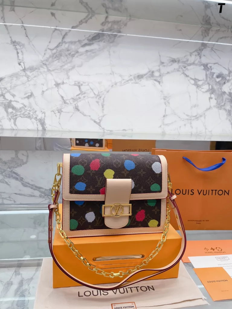 Louis Vuitton SS23 runway model dauphine Daphne messenger bag, all cowhide, universal with the four seasons, summer light can hold. Retro but on the fashionable envelope bag, the lines are hard and smooth. Definitely a love it or hate it bag. Size 25 16cm with gift box 🎁