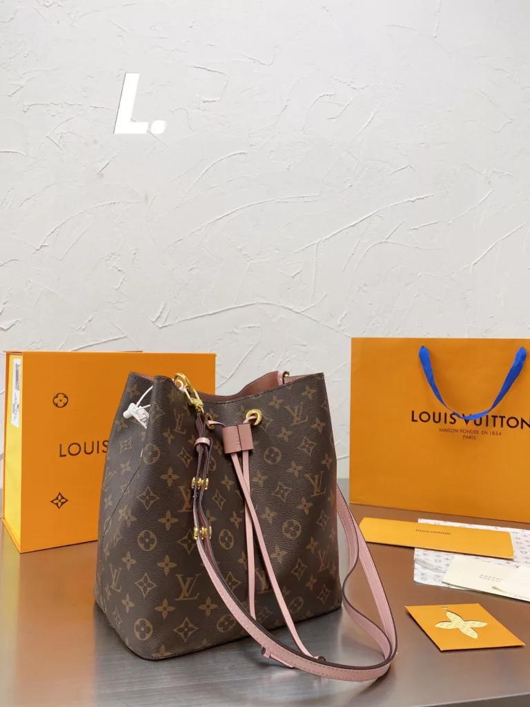 Original single Lv Neonoe champagne bucket<br>Lv NEONOE bucket cowhide original series 💳 contrast ⚠ original soft bottom ❤❤. LV/Louis Vuitton 20 new NEONOE drawstring bucket bag shoulder women's bag Louis Vuitton 💃🏼M44022 champagne bag born in 1932 champagne bag colorful microfine Fiber bonded lining, gold-tone metal accents, drawstring closure, adjustable long bag strap with snap closure, zippered interior pocket Size 25cm