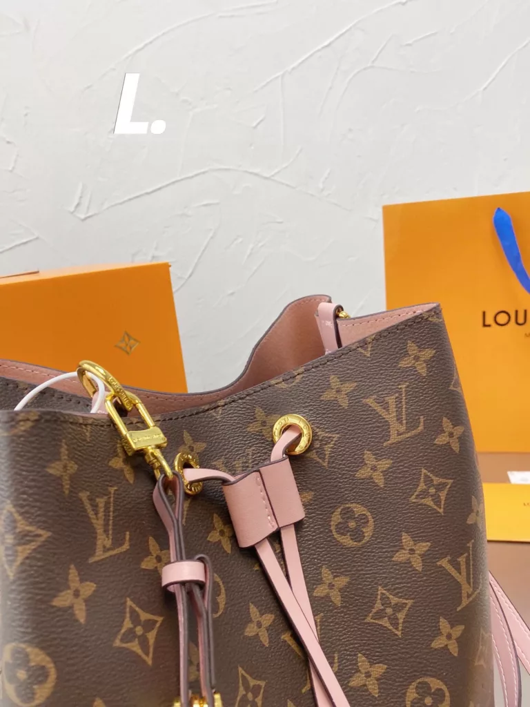 Original single Lv Neonoe champagne bucket<br>Lv NEONOE bucket cowhide original series 💳 contrast ⚠ original soft bottom ❤❤. LV/Louis Vuitton 20 new NEONOE drawstring bucket bag shoulder women's bag Louis Vuitton 💃🏼M44022 champagne bag born in 1932 champagne bag colorful microfine Fiber bonded lining, gold-tone metal accents, drawstring closure, adjustable long bag strap with snap closure, zippered interior pocket Size 25cm