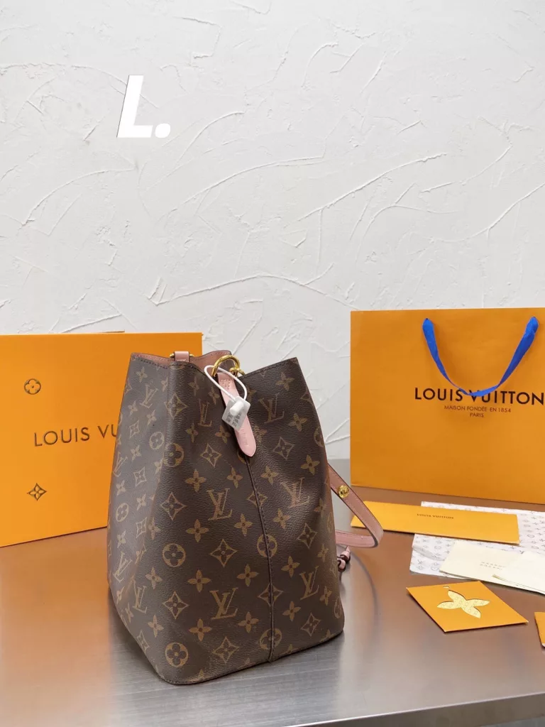 Original single Lv Neonoe champagne bucket<br>Lv NEONOE bucket cowhide original series 💳 contrast ⚠ original soft bottom ❤❤. LV/Louis Vuitton 20 new NEONOE drawstring bucket bag shoulder women's bag Louis Vuitton 💃🏼M44022 champagne bag born in 1932 champagne bag colorful microfine Fiber bonded lining, gold-tone metal accents, drawstring closure, adjustable long bag strap with snap closure, zippered interior pocket Size 25cm