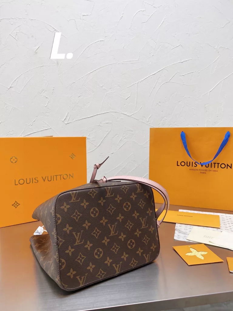 Original single Lv Neonoe champagne bucket<br>Lv NEONOE bucket cowhide original series 💳 contrast ⚠ original soft bottom ❤❤. LV/Louis Vuitton 20 new NEONOE drawstring bucket bag shoulder women's bag Louis Vuitton 💃🏼M44022 champagne bag born in 1932 champagne bag colorful microfine Fiber bonded lining, gold-tone metal accents, drawstring closure, adjustable long bag strap with snap closure, zippered interior pocket Size 25cm