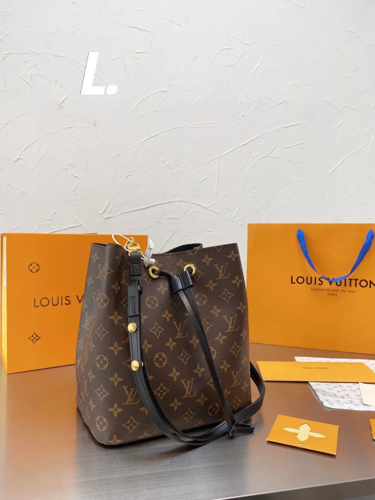 Original single Lv Neonoe champagne bucket<br>Lv NEONOE bucket cowhide original series 💳 contrast ⚠ original soft bottom ❤❤. LV/Louis Vuitton 20 new NEONOE drawstring bucket bag shoulder women's bag Louis Vuitton 💃🏼M44022 champagne bag born in 1932 champagne bag colorful microfine Fiber bonded lining, gold-tone metal accents, drawstring closure, adjustable long bag strap with snap closure, zippered interior pocket Size 25cm