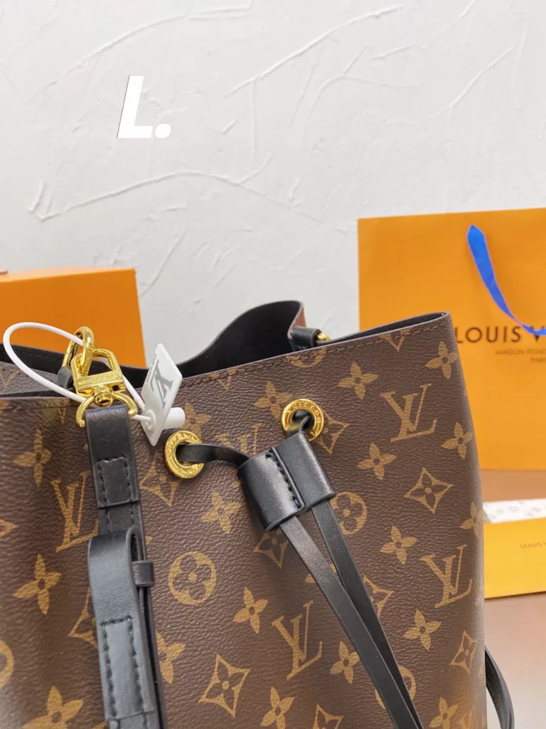 Original single Lv Neonoe champagne bucket<br>Lv NEONOE bucket cowhide original series 💳 contrast ⚠ original soft bottom ❤❤. LV/Louis Vuitton 20 new NEONOE drawstring bucket bag shoulder women's bag Louis Vuitton 💃🏼M44022 champagne bag born in 1932 champagne bag colorful microfine Fiber bonded lining, gold-tone metal accents, drawstring closure, adjustable long bag strap with snap closure, zippered interior pocket Size 25cm