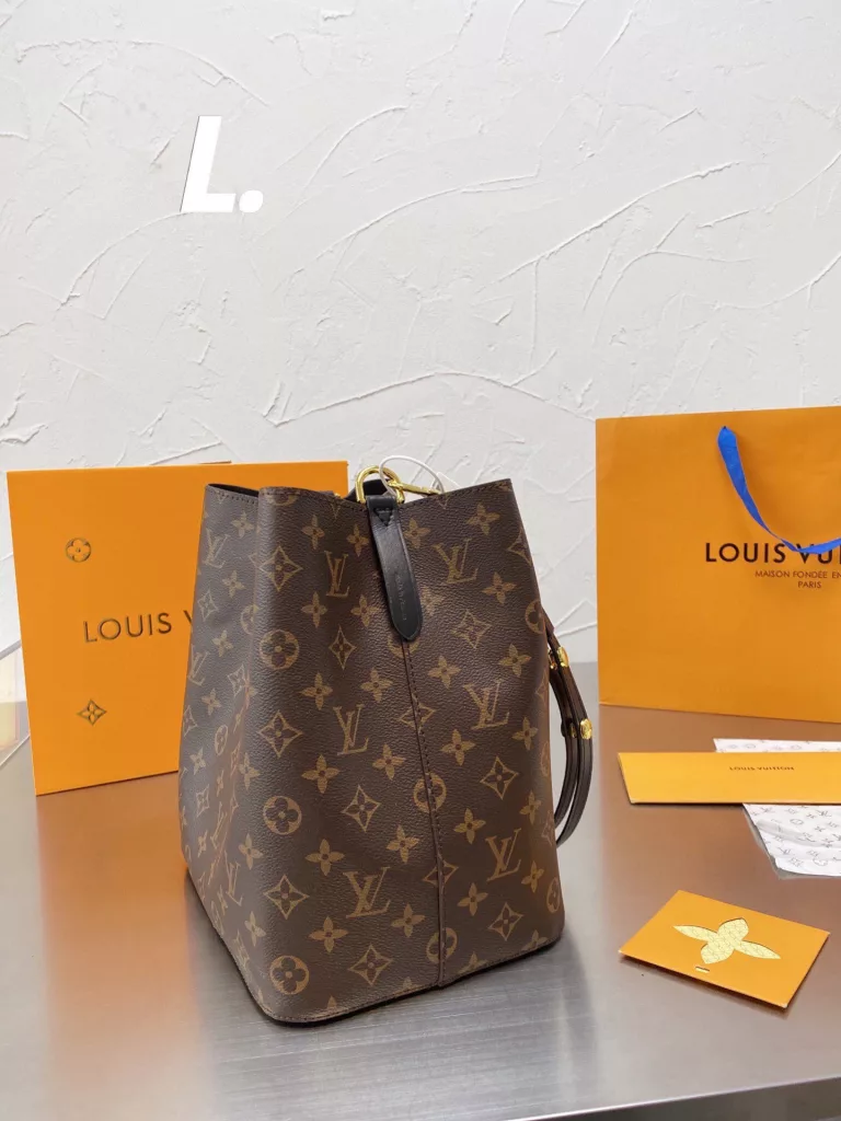 Original single Lv Neonoe champagne bucket<br>Lv NEONOE bucket cowhide original series 💳 contrast ⚠ original soft bottom ❤❤. LV/Louis Vuitton 20 new NEONOE drawstring bucket bag shoulder women's bag Louis Vuitton 💃🏼M44022 champagne bag born in 1932 champagne bag colorful microfine Fiber bonded lining, gold-tone metal accents, drawstring closure, adjustable long bag strap with snap closure, zippered interior pocket Size 25cm