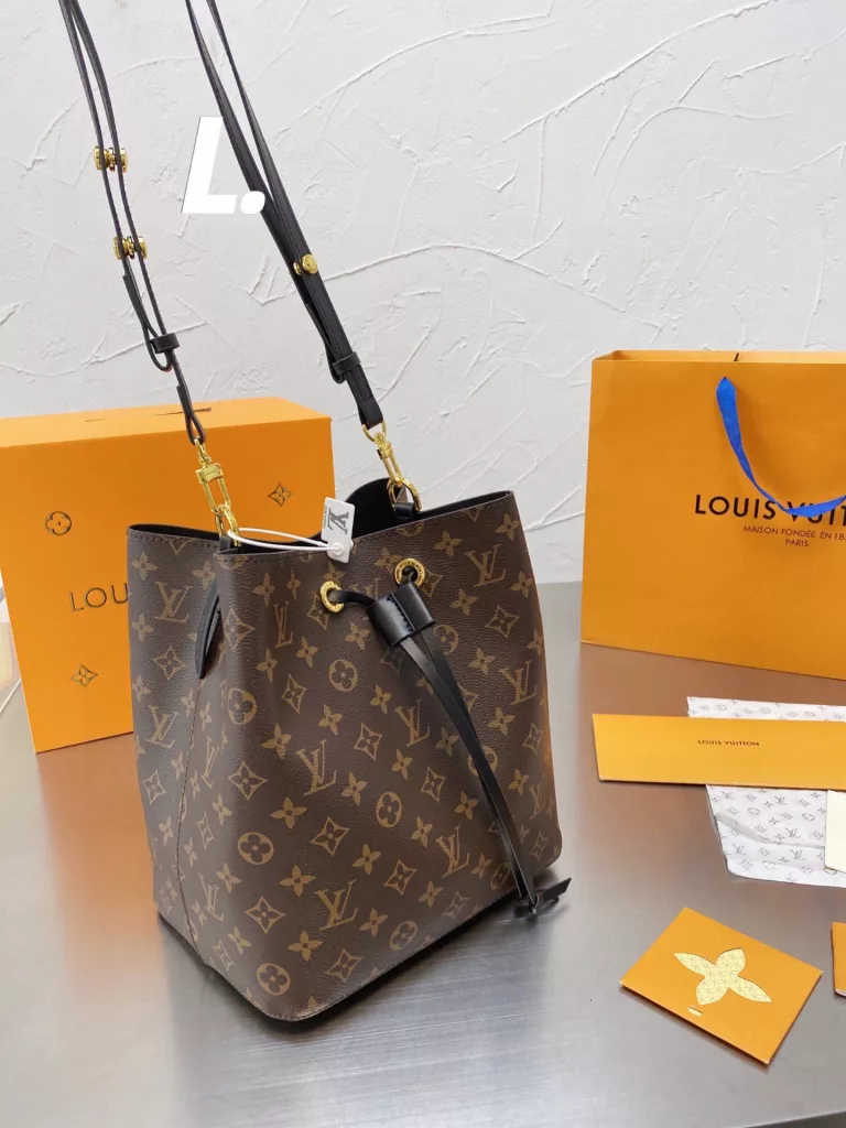 Original single Lv Neonoe champagne bucket<br>Lv NEONOE bucket cowhide original series 💳 contrast ⚠ original soft bottom ❤❤. LV/Louis Vuitton 20 new NEONOE drawstring bucket bag shoulder women's bag Louis Vuitton 💃🏼M44022 champagne bag born in 1932 champagne bag colorful microfine Fiber bonded lining, gold-tone metal accents, drawstring closure, adjustable long bag strap with snap closure, zippered interior pocket Size 25cm