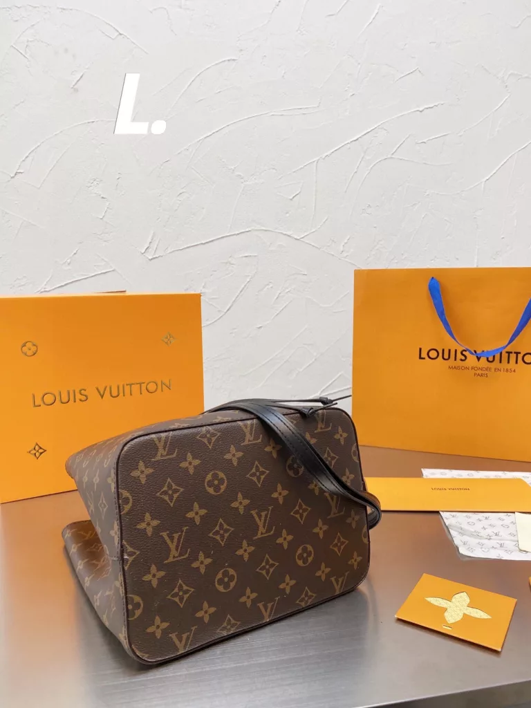 Original single Lv Neonoe champagne bucket<br>Lv NEONOE bucket cowhide original series 💳 contrast ⚠ original soft bottom ❤❤. LV/Louis Vuitton 20 new NEONOE drawstring bucket bag shoulder women's bag Louis Vuitton 💃🏼M44022 champagne bag born in 1932 champagne bag colorful microfine Fiber bonded lining, gold-tone metal accents, drawstring closure, adjustable long bag strap with snap closure, zippered interior pocket Size 25cm