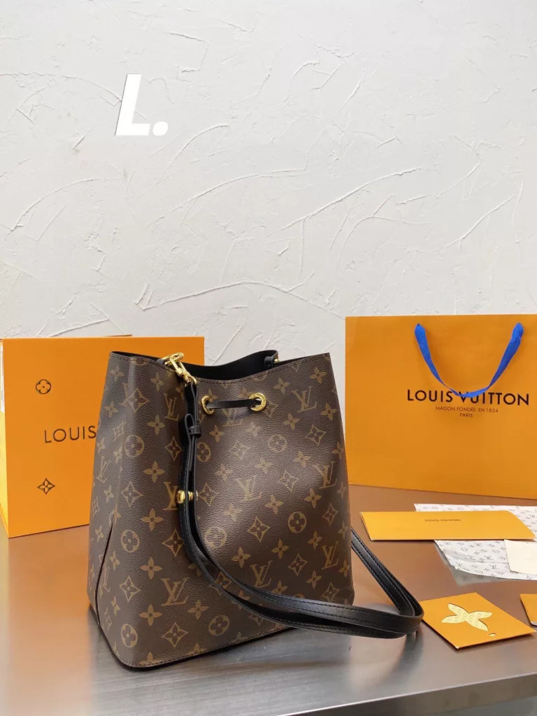 Original single Lv Neonoe champagne bucket<br>Lv NEONOE bucket cowhide original series 💳 contrast ⚠ original soft bottom ❤❤. LV/Louis Vuitton 20 new NEONOE drawstring bucket bag shoulder women's bag Louis Vuitton 💃🏼M44022 champagne bag born in 1932 champagne bag colorful microfine Fiber bonded lining, gold-tone metal accents, drawstring closure, adjustable long bag strap with snap closure, zippered interior pocket Size 25cm