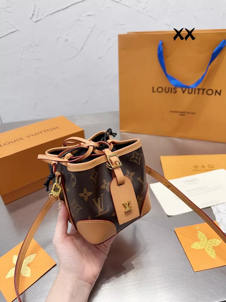 Louis Vuitton LV Noe Purse old flower logo Mini bucket bag<br>Sealed folding gift box Original single into cowhide<br>FAVORITE Medium Bag This Favorite medium bag is made of Monogram canvas and can be carried by hand or on the shoulder. It comes with a detachable shoulder strap and metal chain. Elegant and elegant to carry on weekdays. Size 15×15cm