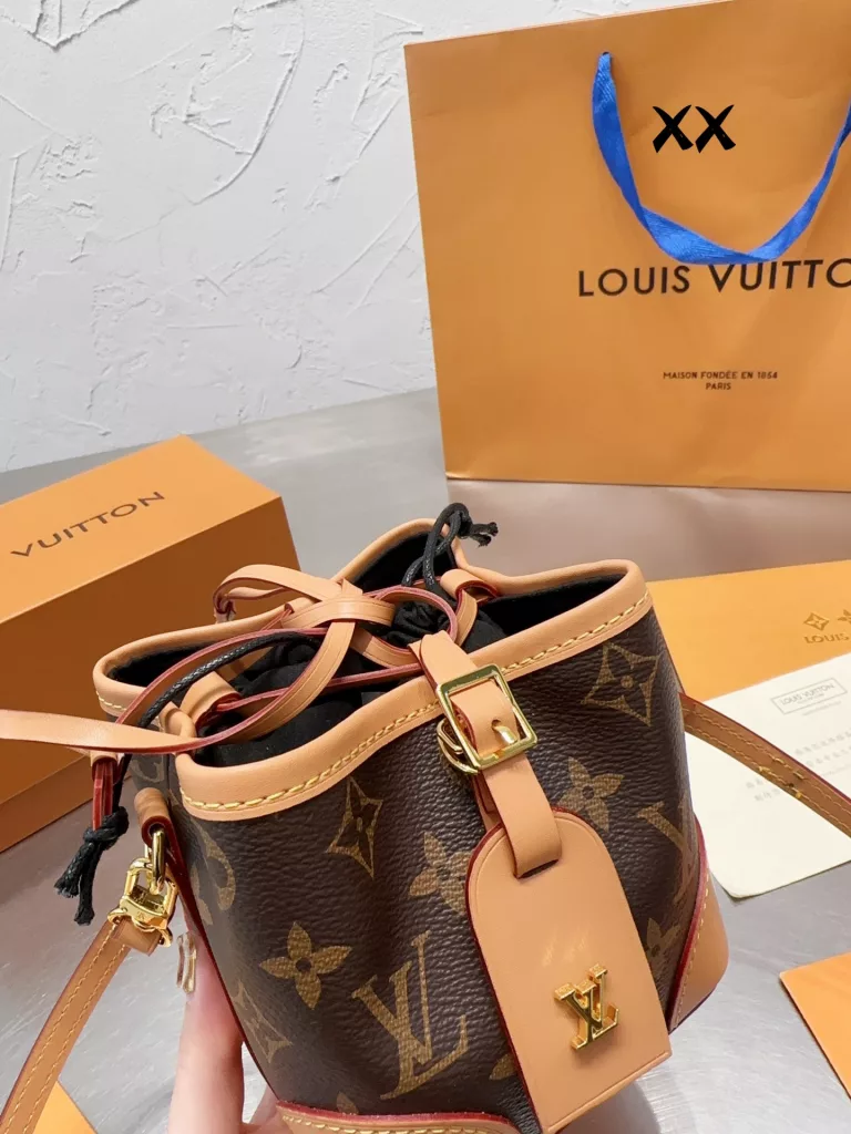 Louis Vuitton LV Noe Purse old flower logo Mini bucket bag<br>Sealed folding gift box Original single into cowhide<br>FAVORITE Medium Bag This Favorite medium bag is made of Monogram canvas and can be carried by hand or on the shoulder. It comes with a detachable shoulder strap and metal chain. Elegant and elegant to carry on weekdays. Size 15×15cm