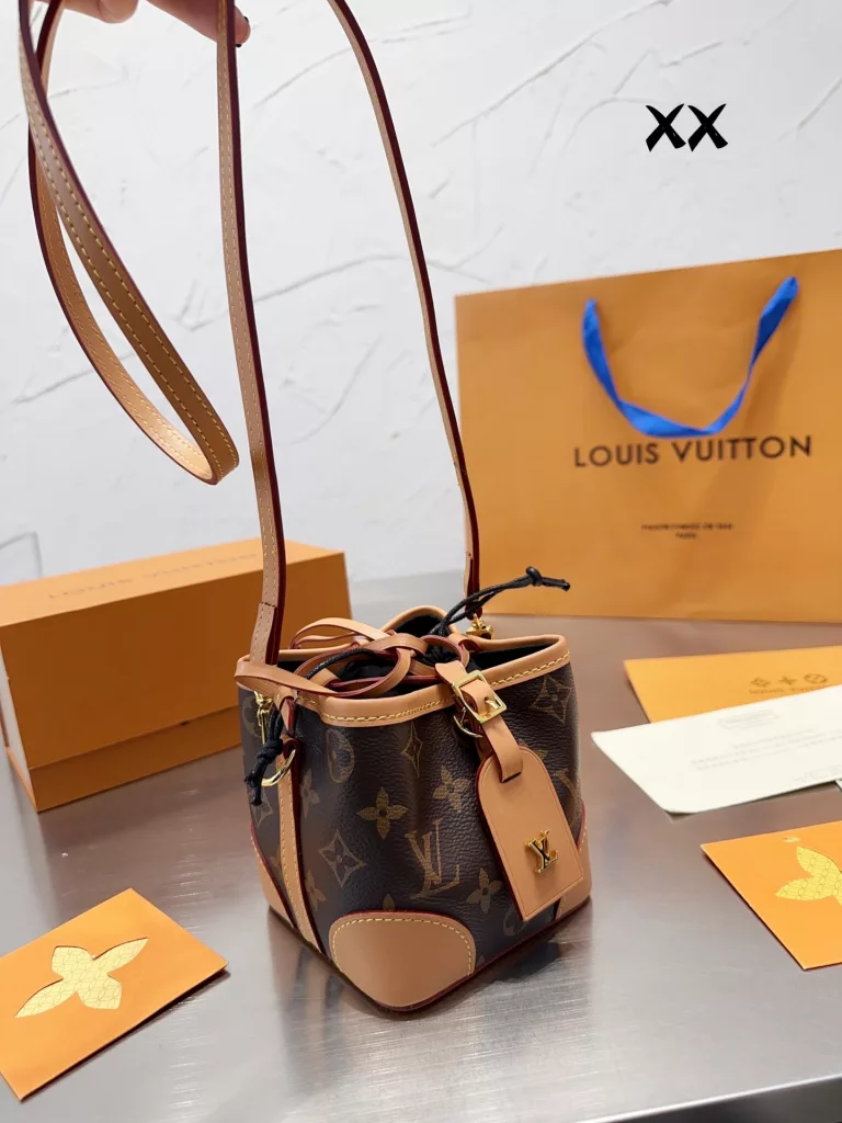 Louis Vuitton LV Noe Purse old flower logo Mini bucket bag<br>Sealed folding gift box Original single into cowhide<br>FAVORITE Medium Bag This Favorite medium bag is made of Monogram canvas and can be carried by hand or on the shoulder. It comes with a detachable shoulder strap and metal chain. Elegant and elegant to carry on weekdays. Size 15×15cm