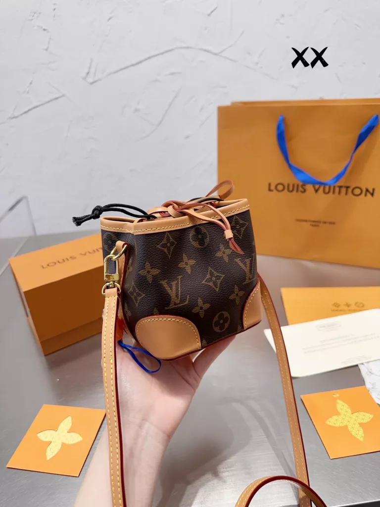 Louis Vuitton LV Noe Purse old flower logo Mini bucket bag<br>Sealed folding gift box Original single into cowhide<br>FAVORITE Medium Bag This Favorite medium bag is made of Monogram canvas and can be carried by hand or on the shoulder. It comes with a detachable shoulder strap and metal chain. Elegant and elegant to carry on weekdays. Size 15×15cm