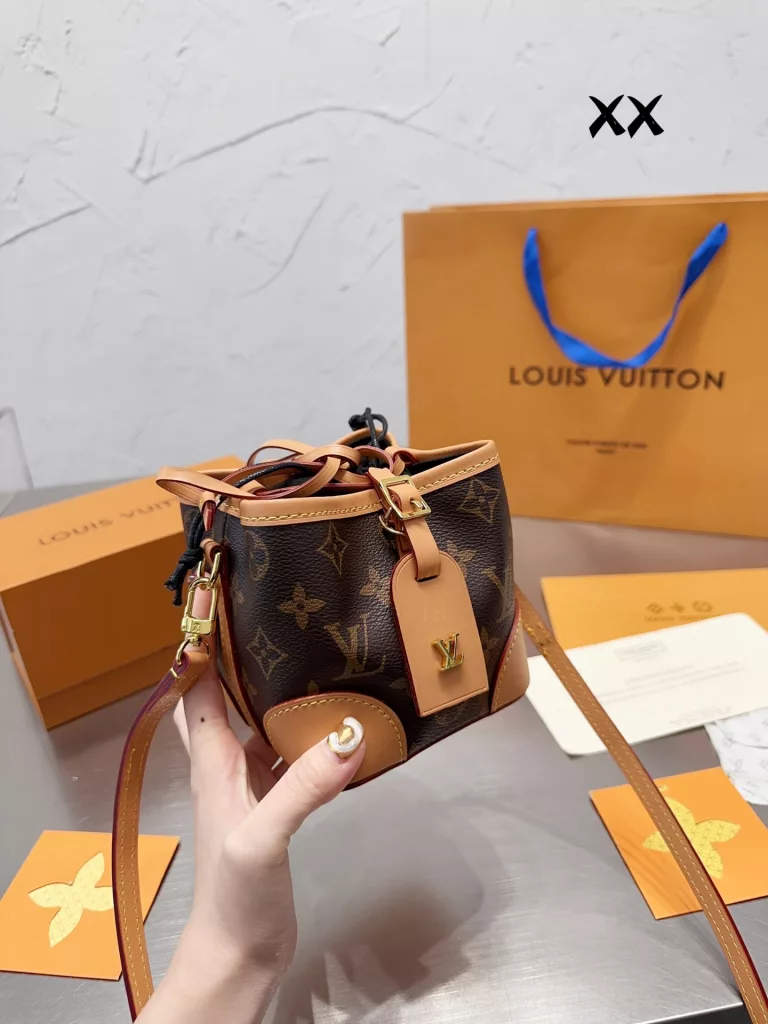 Louis Vuitton LV Noe Purse old flower logo Mini bucket bag<br>Sealed folding gift box Original single into cowhide<br>FAVORITE Medium Bag This Favorite medium bag is made of Monogram canvas and can be carried by hand or on the shoulder. It comes with a detachable shoulder strap and metal chain. Elegant and elegant to carry on weekdays. Size 15×15cm