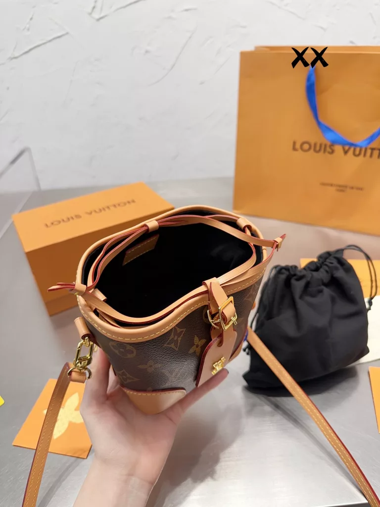 Louis Vuitton LV Noe Purse old flower logo Mini bucket bag<br>Sealed folding gift box Original single into cowhide<br>FAVORITE Medium Bag This Favorite medium bag is made of Monogram canvas and can be carried by hand or on the shoulder. It comes with a detachable shoulder strap and metal chain. Elegant and elegant to carry on weekdays. Size 15×15cm